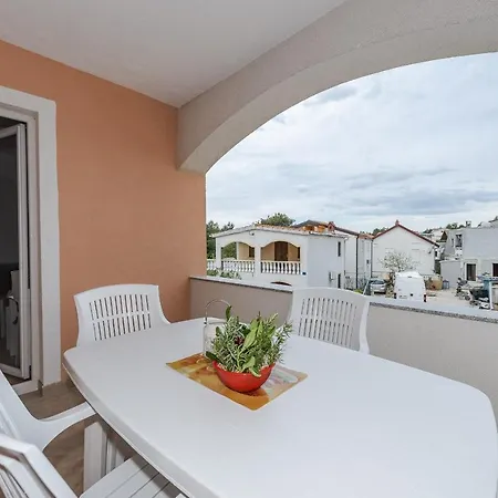 Apartment By The Sea - 18563 Vir