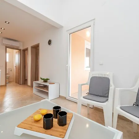 Apartment By The Sea - 18563 Vir